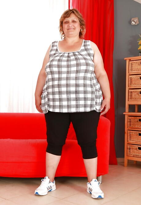 Peachy mature Zuzana A reveals big tits and hairy pussy 